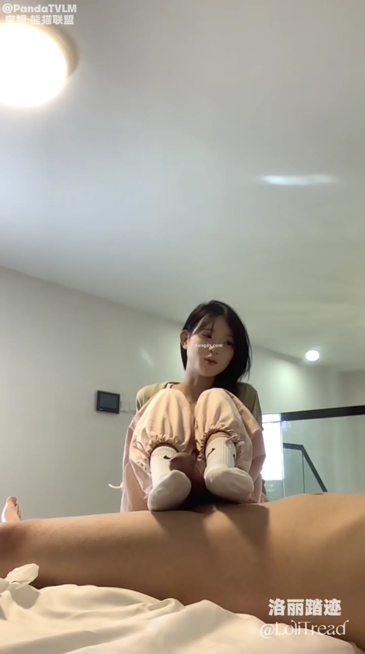😍精神小妹 白色运动棉袜足交打飞机