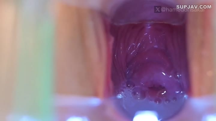 极品高颜值眉清目秀清纯反差女神，这小脸蛋真是可爱，拿着大肉棒玩弄白虎蜜穴，超爽爆艹嫩穴内射