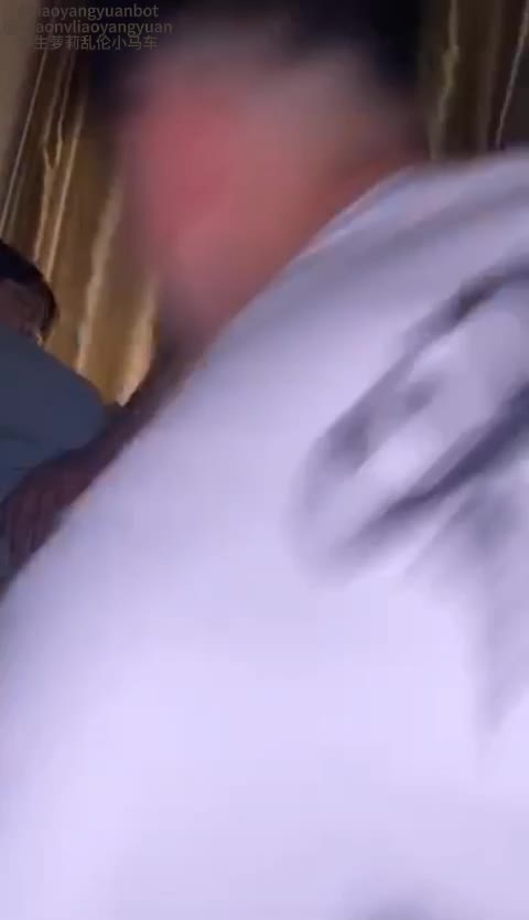 1女3男？ 看起来应该是同学关系，不过这场面还是第一次见，眼镜女反差是真的骚，这时候躺着被插还能聊天，正常女学生都捂脸害羞了🫣这几个是真兄弟啊，还帮忙推屁股，结尾处更是神操作哈哈哈哈，对白清晰建议看完 😘