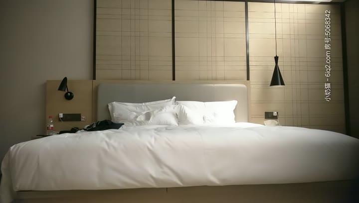 【#七天极品探花】叫来两个妹子留下苗条身材嫩妹啪啪，穿上情趣制服跪着卖力口交，床上多姿势爆操