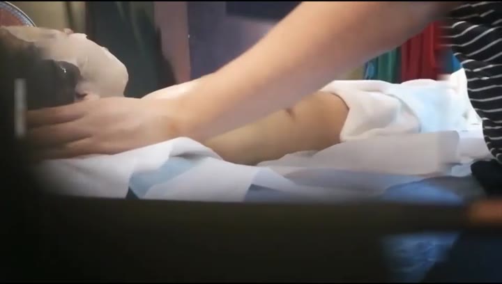 《女子私密养生SPA》偷拍丁字裤少妇做私密保养被抠高潮了3次还不满足对技师说：“认识你太幸福了”