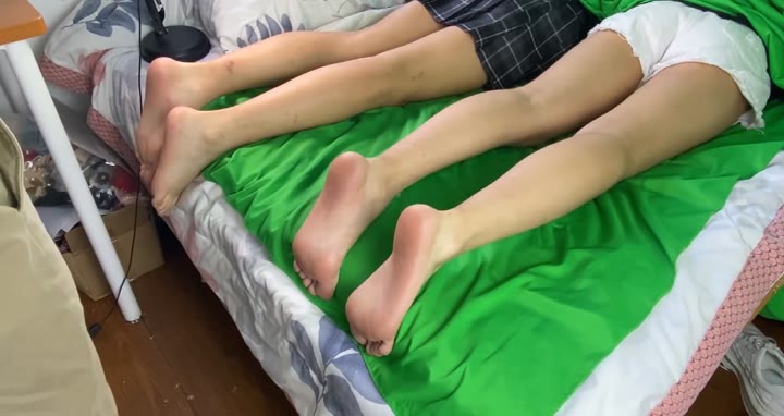 约蕾蕾和露露两位小美女到家脱下棉袜玩她们的嫩脚丫子
