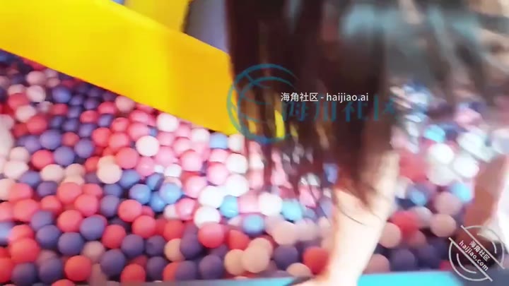 先让嫂子趴在儿童滑梯上，我操了几下，嫂子下面全都是水了，但是觉得这样不过瘾，可能是因为背对着外面，即使外面来人了我们看不到，就不那么刺激了，正好这里有个车停在这里，能帮我们挡一挡视线。