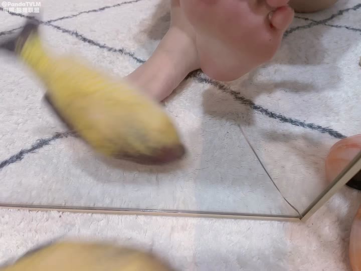 裸足踩玩具