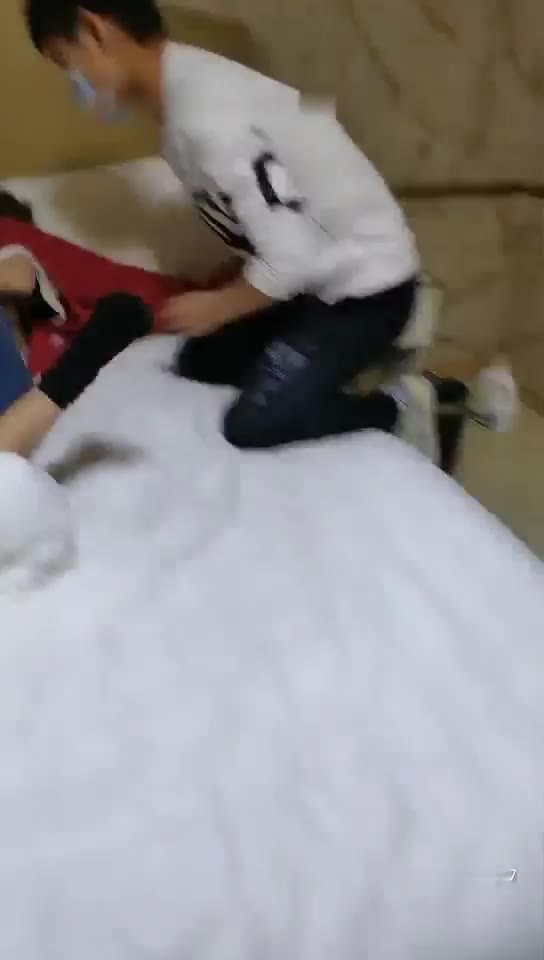 4女3男帅哥靓妹 KTV 玩嘿后有在厕所干逼得,有在沙发上操的,还有美女边唱歌边被插得,最后还相互干,全程直播.国语!