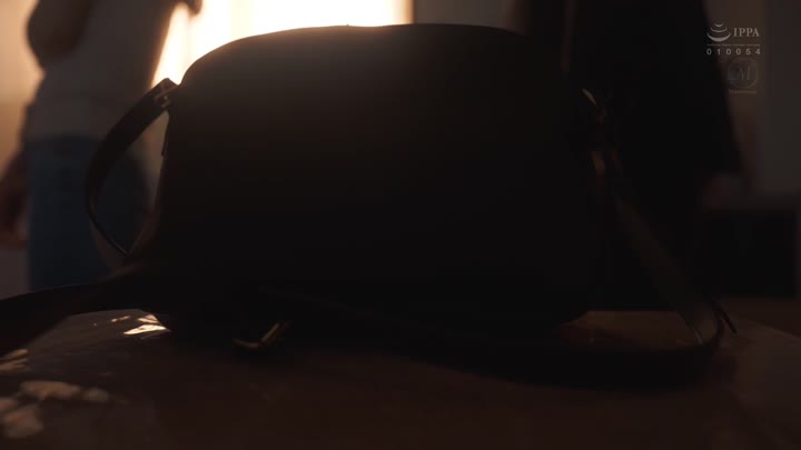 [中文字幕][无码破解]JUR-119 发生的酒吧已婚妇女NTR 说着“这是给你的……”的妻子突然对涌向她的男人着迷。