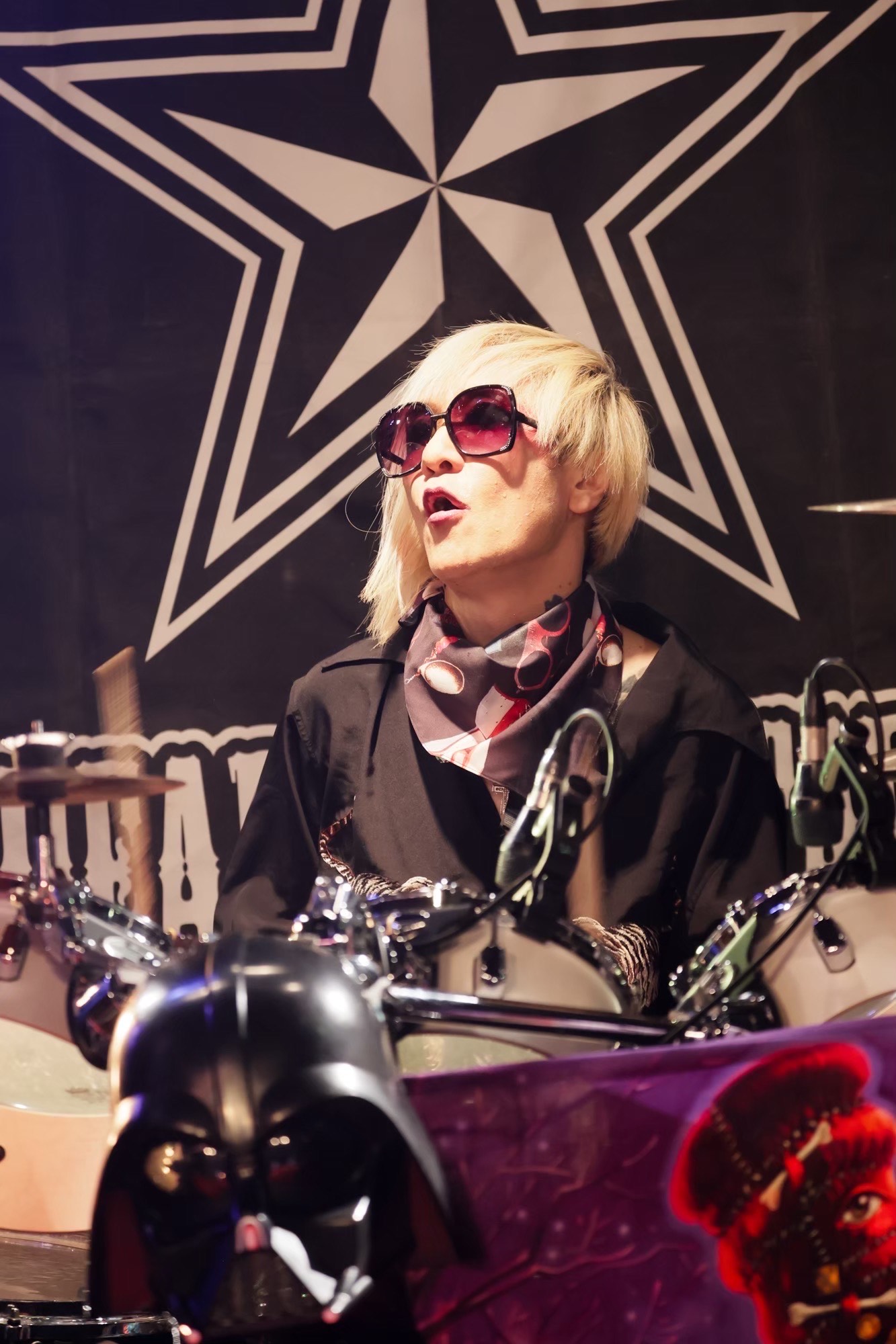 東のYOSHIKI、西のKENZI」と呼ばれ、 V系シーンを黎明期から牽引した