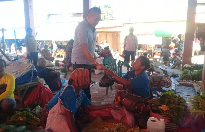 Calon DPRD NTT Jaring Keluhan Ojek dan Penjual Sayur - VoxNtt.com