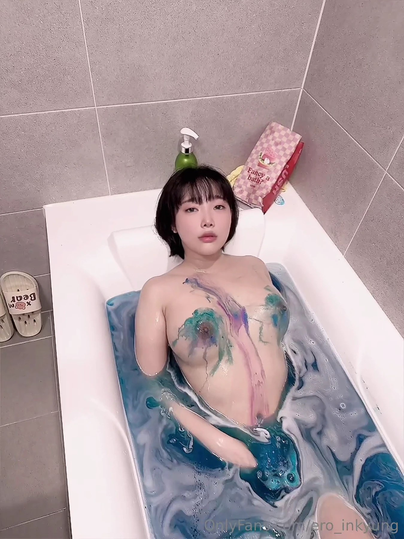 Kang Inkyung 강인경 PhotoBook 「최근 작품 욕조」