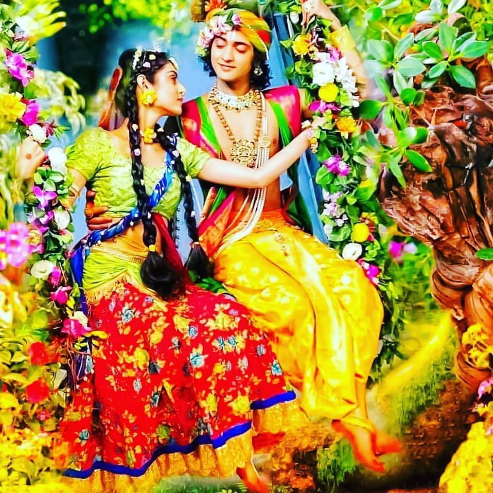 Kızın koltuktan kalkmadan evvel yanında oturan adamın koluna hafif teması ve adamın ilginç bir kol hareketinden sonra sanki ya arada bir alışveriş var ya da bir hırsızlık var hissi uyandırandır. RadhaKrishn Serial Wallpapers - Wallpaper Cave