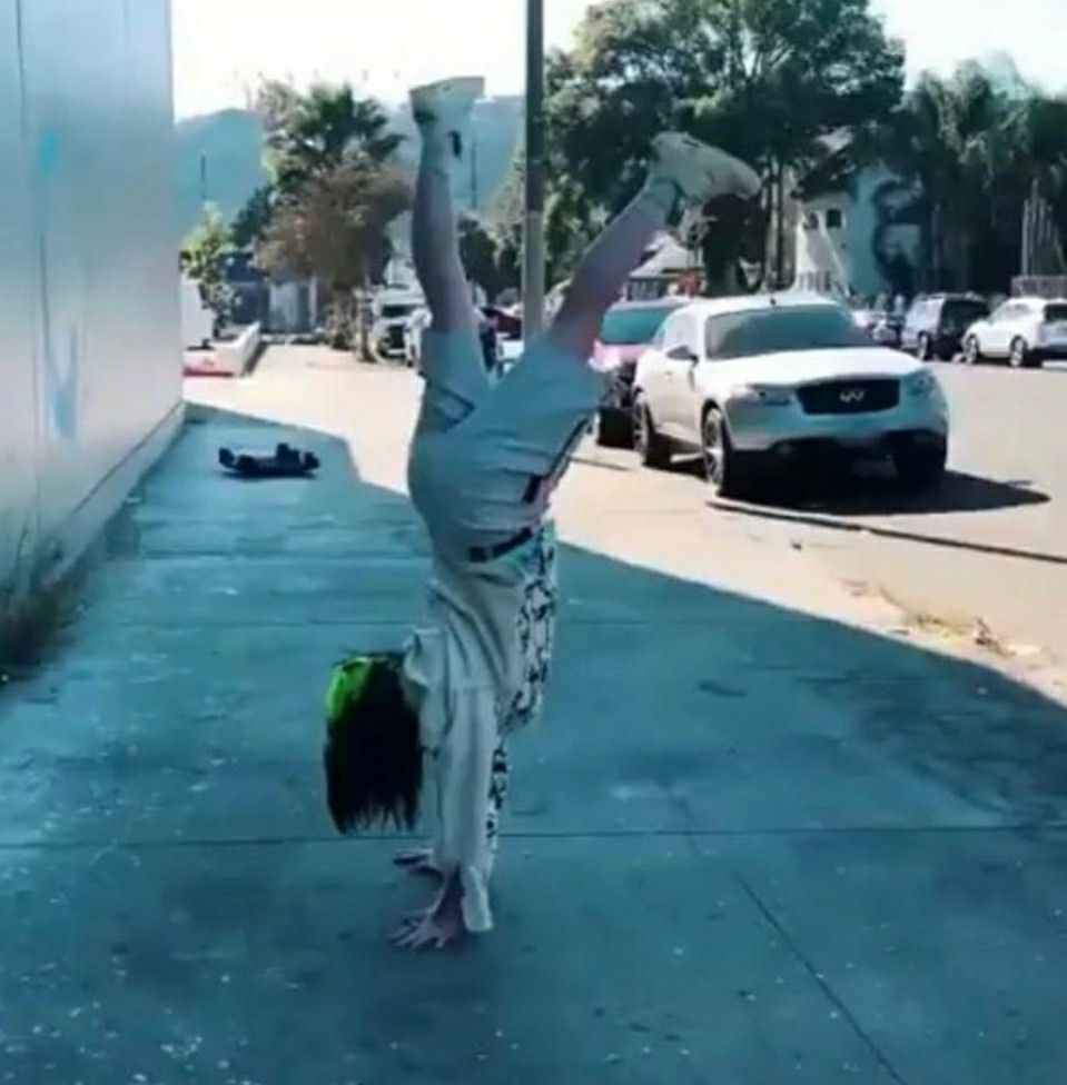 Explore tumblr posts and blogs tagged as #wallpaper billie eilish with no restrictions, modern design and the best. Billie Eilish Therefore I Am Wallpapers Wallpaper Cave