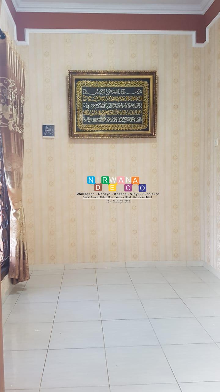 Sediakan sealtape dan lem pvc. Pemasangan Wallpaper Di Perumahan Candi Indah, Wedomartani