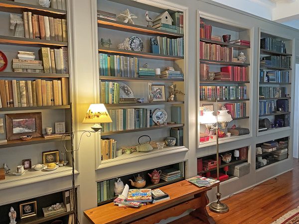 Golden Maple Tree Inn Library