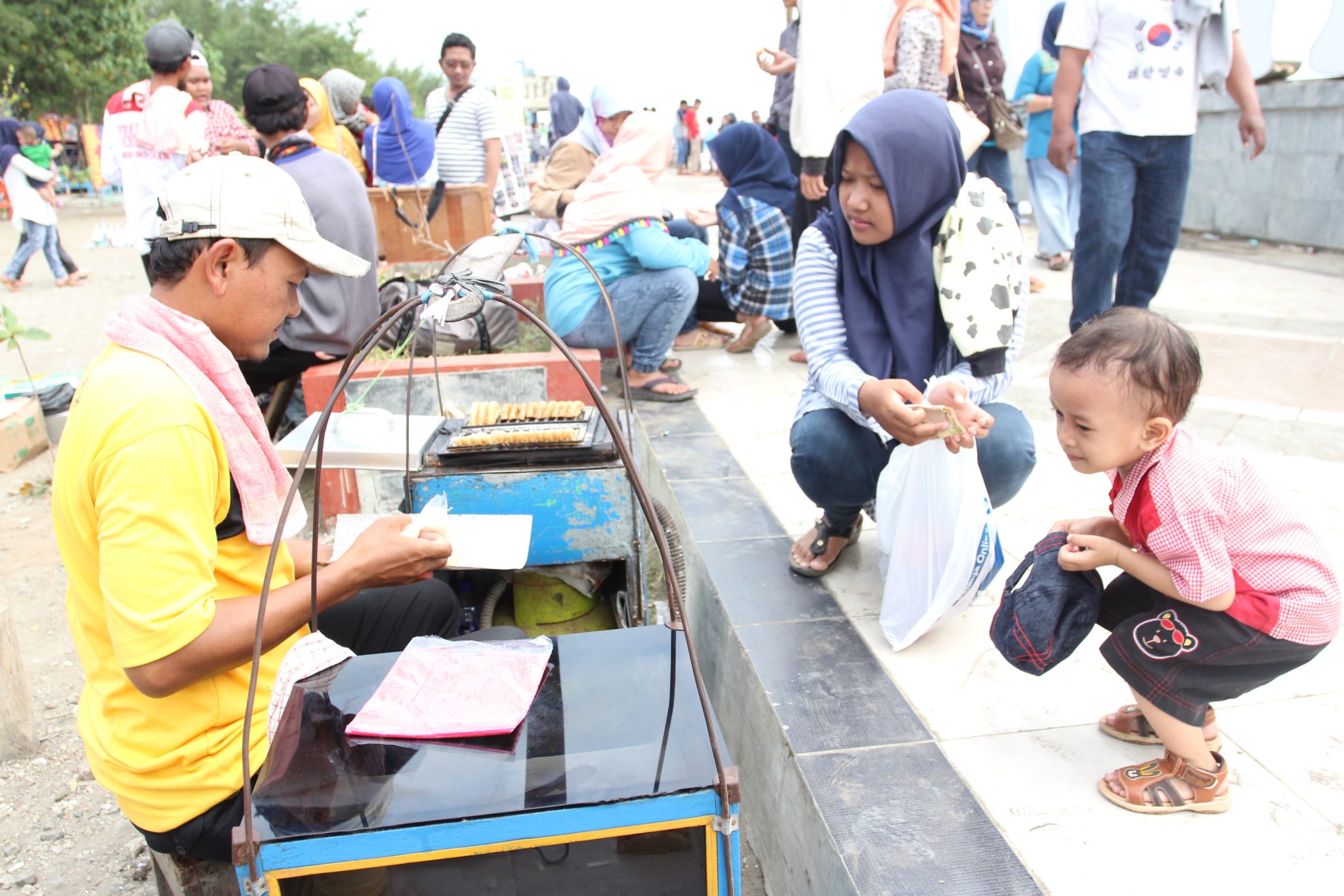 Menyambut hari raya idul fitri, seorang pedagang roti memproduksi dua jenis roti yaitu jenis roti a dan roti b. Laris Manis Kue Pancong Http Wartabahari Com