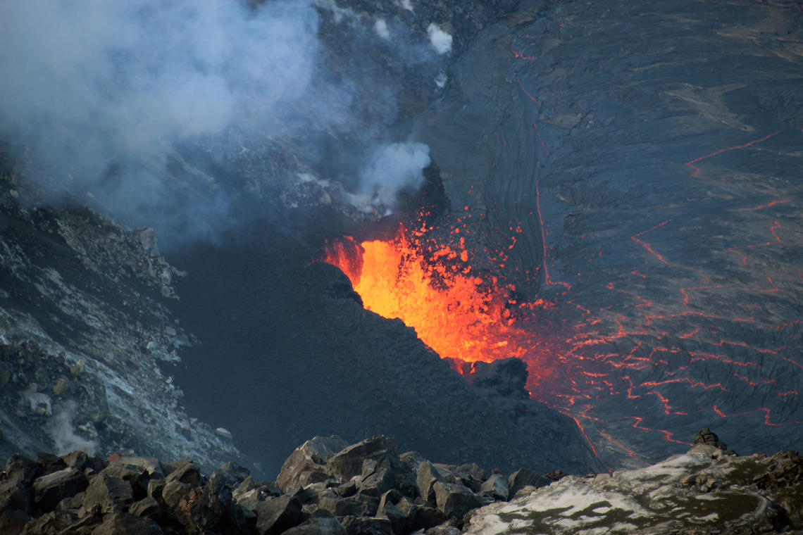 Volcano house the volcano house hotel overlooking halemaumau crater has been operating since it was a grass shack in 1846. Moderate Quake Shakes Hawaii As Volcanic Eruption Continues Usgs Changes Warning Level