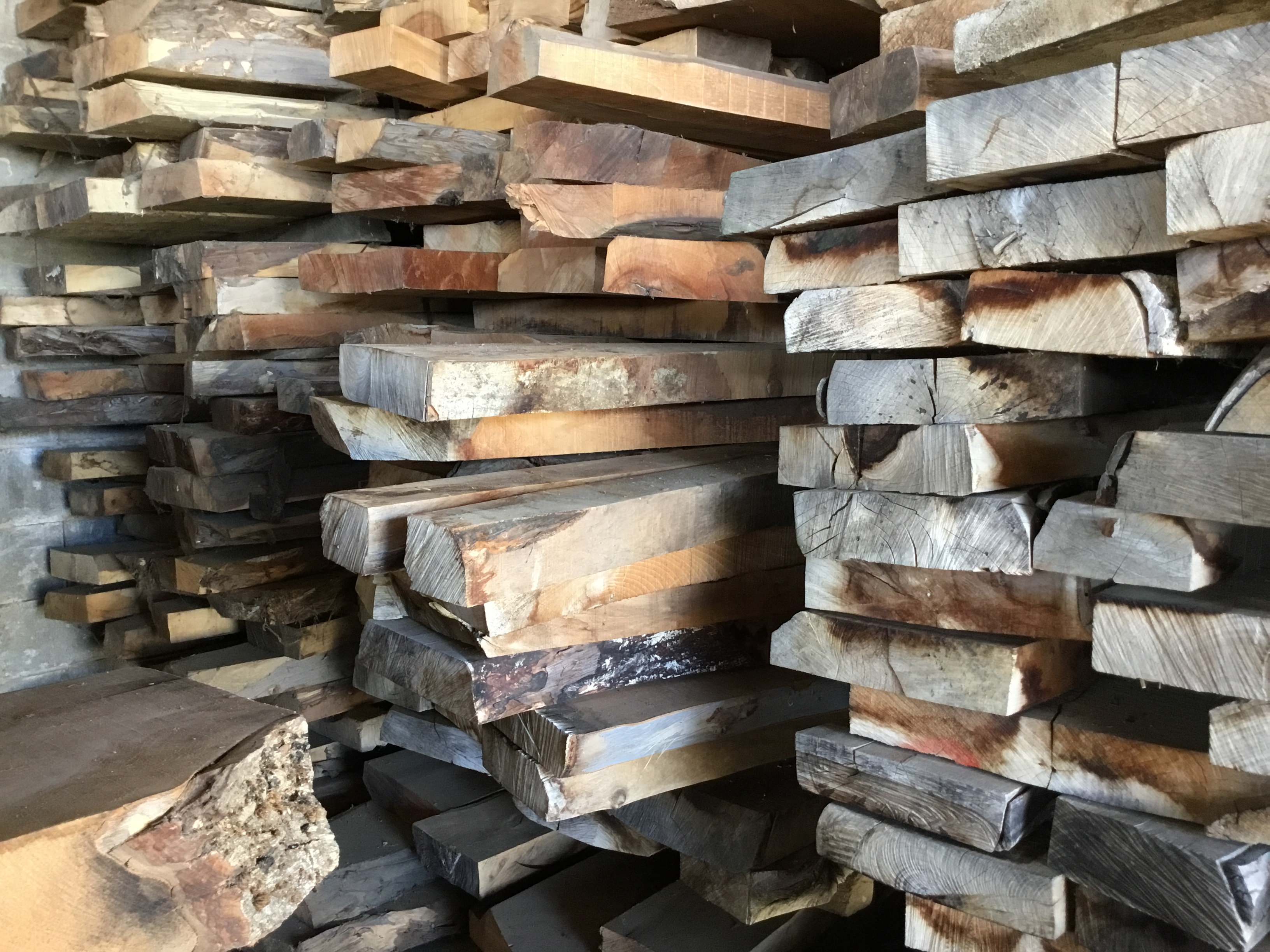 El negocio dispone de productos como sillas, mesas . MADERA DE NOGAL EN TABLON - Comodal