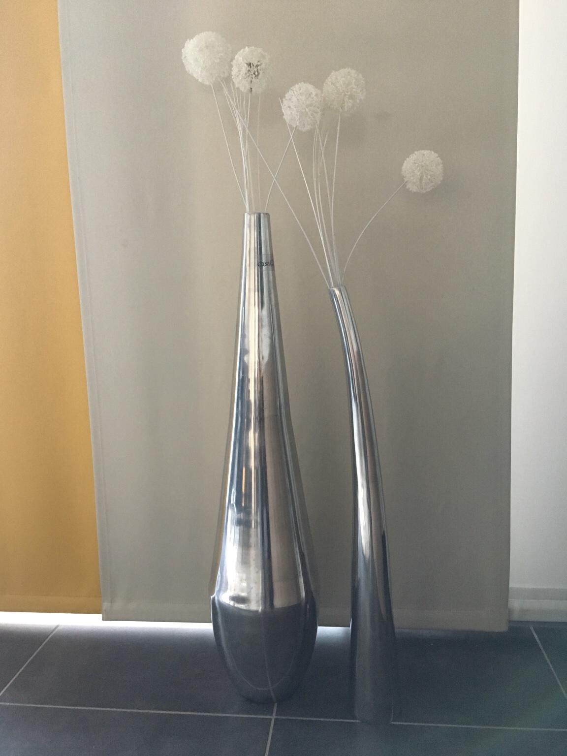 Platzieren sie beispielsweise eine große, . 2 groÃe Vasen aus Metall Silber mit Deko in 90455 NÃ¼rnberg