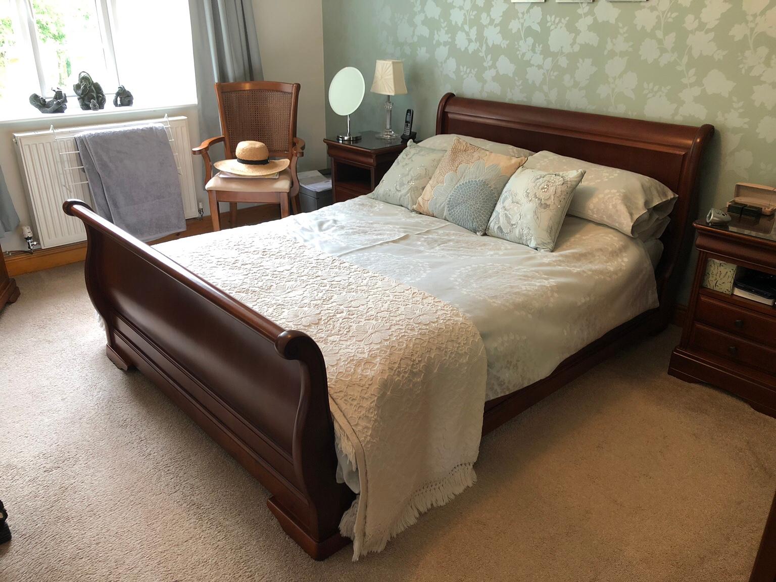 Healthy eating on a budget, smart. Mahogany sleigh bed 4ft6 in NG5 Gedling for Â£225.00 for