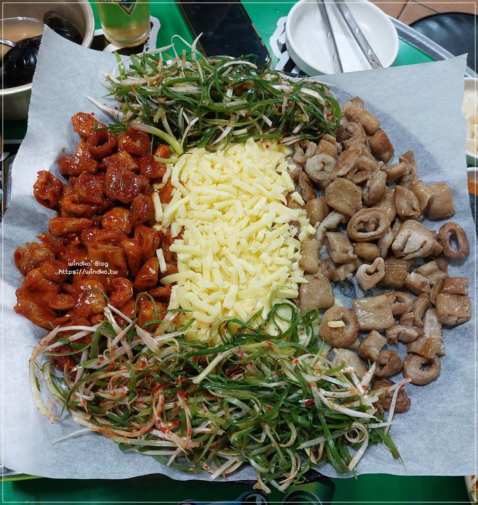 釜山食記∥ 南浦洞/札嘎其站：海田烤腸 해전곱창 – 半半烤腸滿滿蔥絲再加上起司，超銷魂