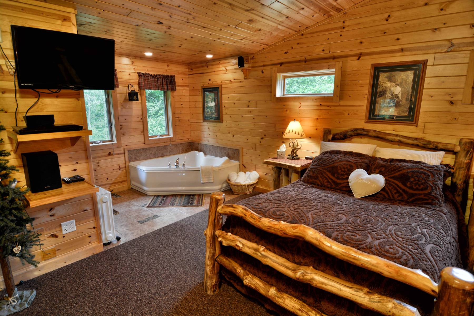 *** book from £38pp and £30 deposit *** Cottage 14 | Romantic Cabin with Jacuzzi Tub in Bayfield