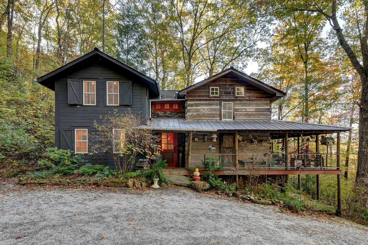 This luxurious log cabin features plenty of space, multiple game rooms and a private theater room, perfect for. A 200-Year-Old Log Cabin That's Anything but Old-Fashioned