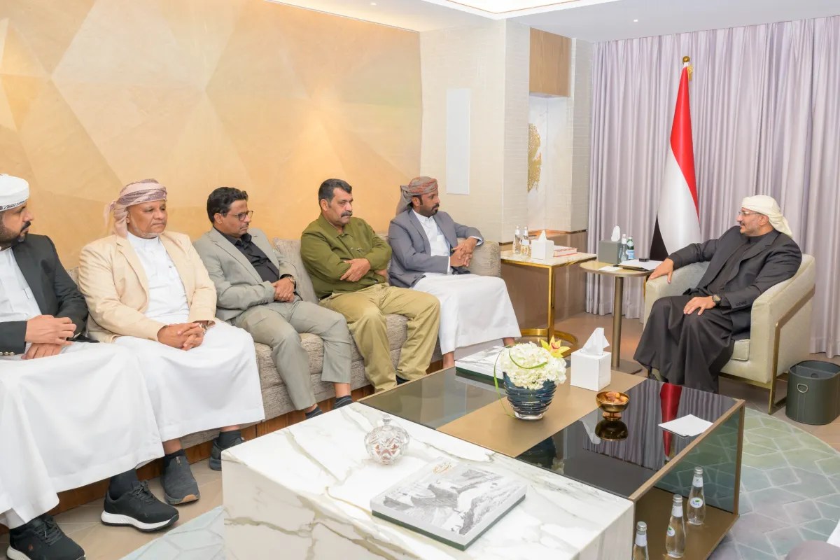 فيديو.. طارق صالح يلتقي رئيس حلف قبائل حضرموت الشيخ عمرو بن حبريش