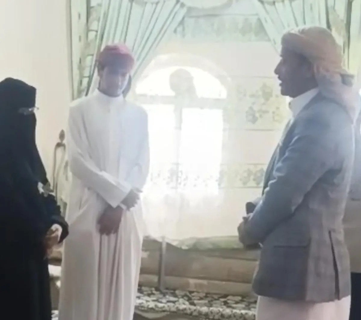 بتكليف من طارق صالح.. قيادات المكتب السياسي بتعز تعزي أسرة الطفل الشهيد إبراهيم جلال بتكليف من طارق صالح.. قيادات المكتب السياسي بتعز تعزي أسرة الطفل الشهيد إبراهيم جلال