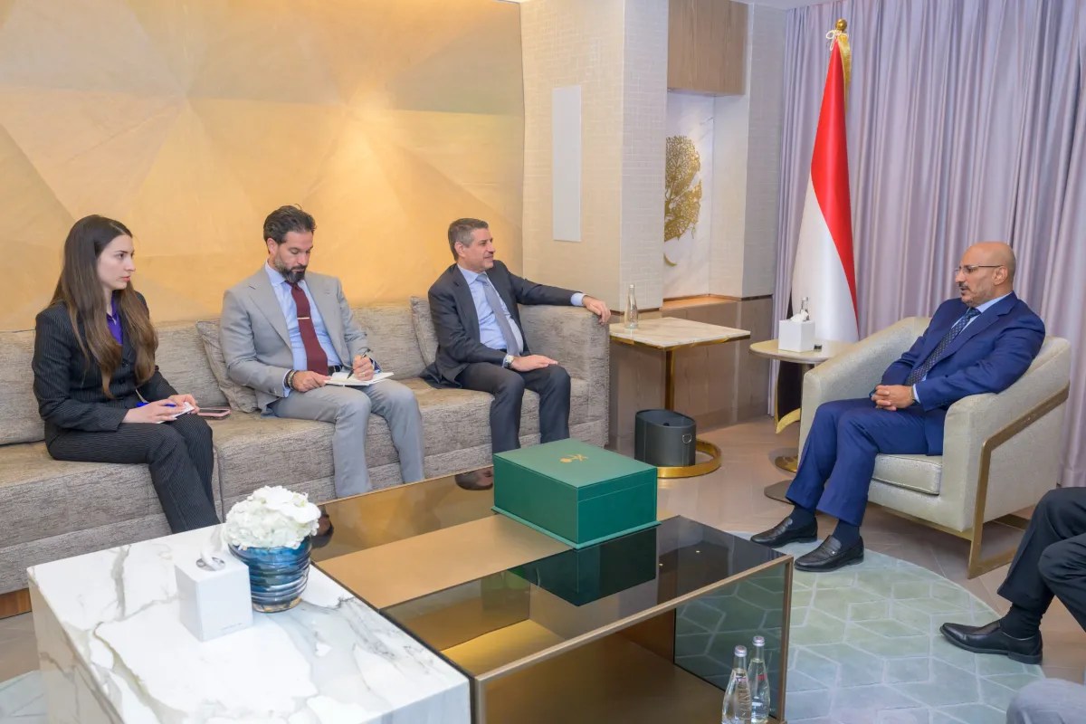 طارق صالح يلتقي السفير الأمريكي لتوديعه مع انتهاء فترة عمله طارق صالح يلتقي السفير الأمريكي لتوديعه مع انتهاء فترة عمله