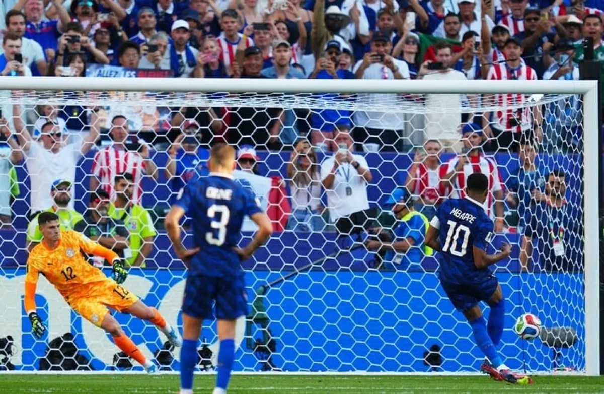 فرنسا تتجاوز باراغواي بهدف مبابي وتضرب موعداً نارياً مع المغرب في ربع النهائي