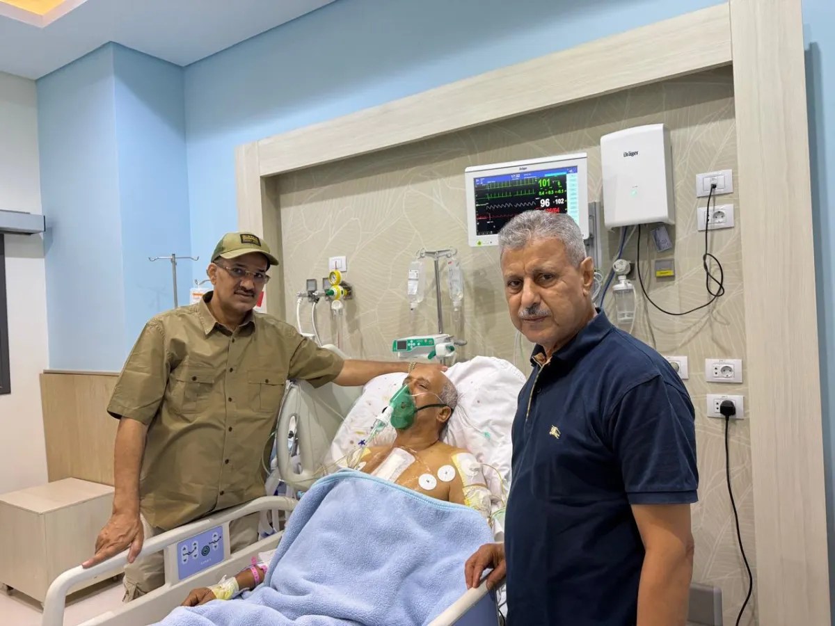 بتكليف من طارق صالح.. الدهبلي والبحر يطمئنان على صحة مدير عام المخا في القاهرة
