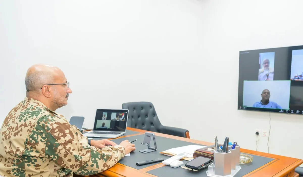 طارق صالح يناقش مع محافظي تعز والحديدة المستجدات العسكرية على ضوء الهجمات الحوثية الإرهابية