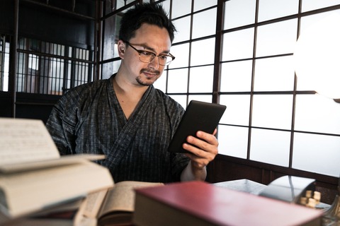 【警告】スマホで読書をしてるやつ、ガチでヤバイぞ・・・・