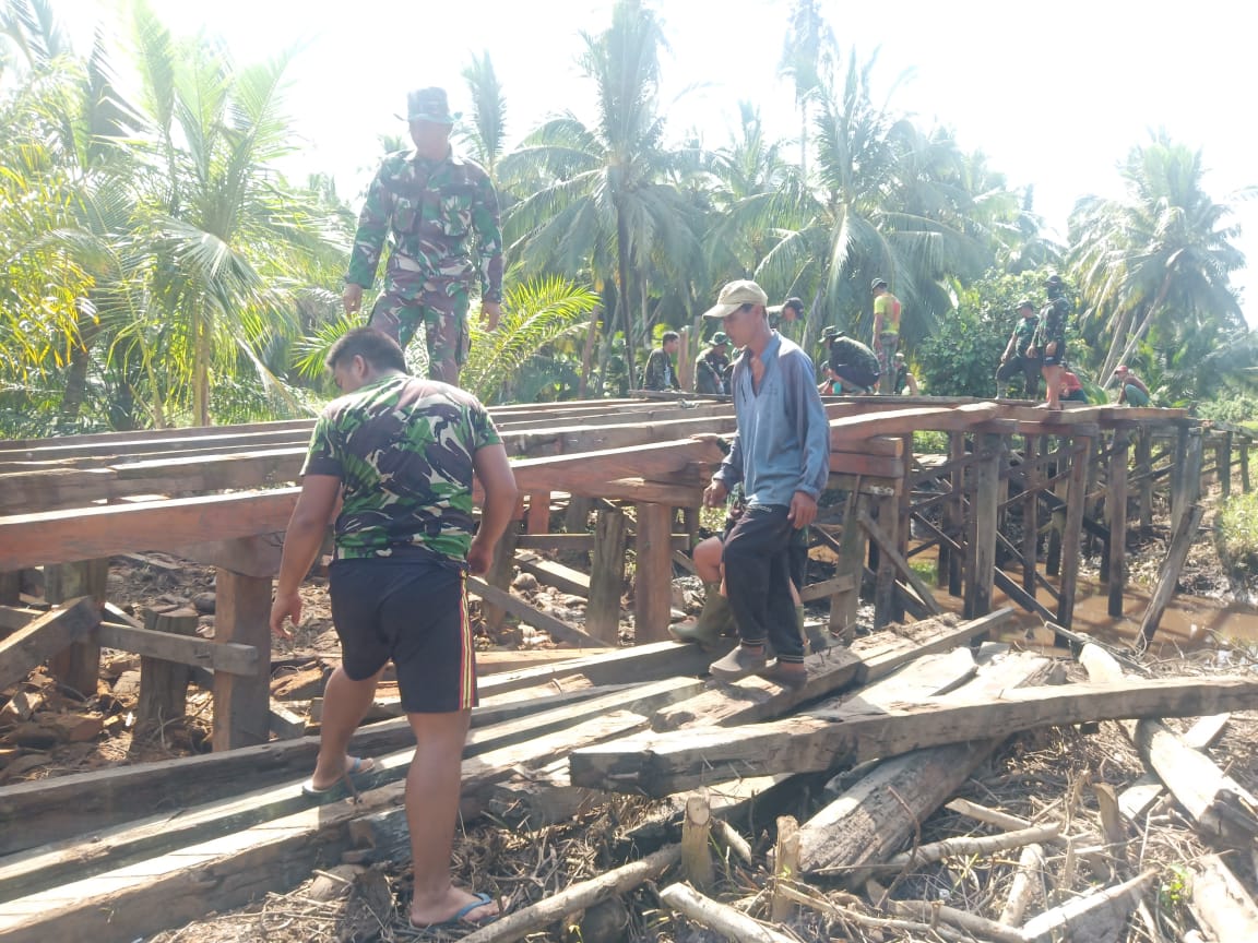 Satgas TMMD Pasang Gelagar Jembatan Handil Samsu