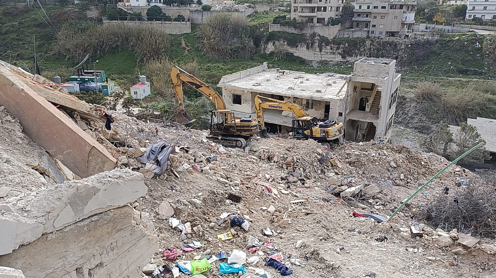 غارات بطائرات مسيّرة معادية تستهدف آليات إزالة الركام في بلدة قناريت جنوب لبنان