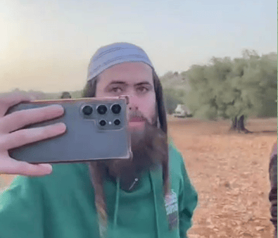 بالفيديو .. ستوطنون يمنعون مزارعين فلسطينيين من قطف الزيتون شرق رام الله