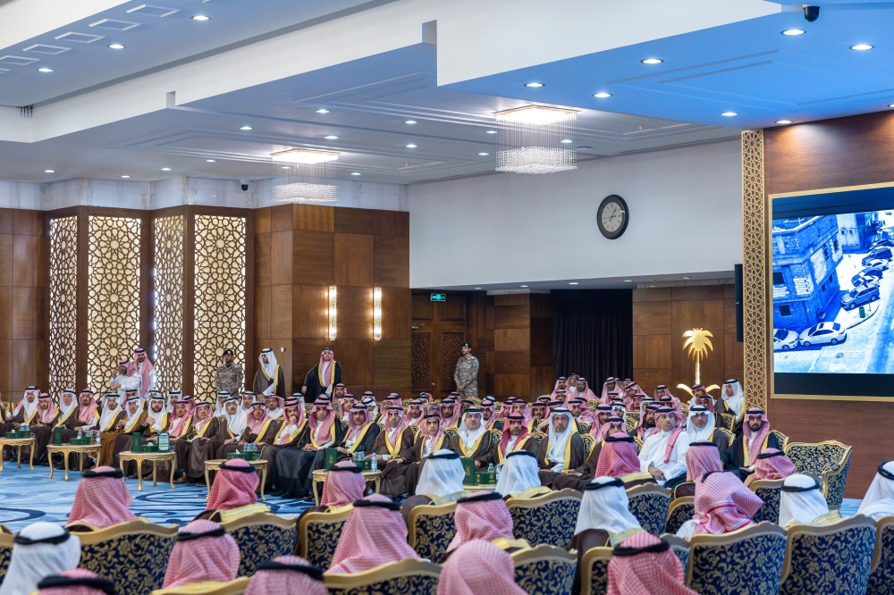 أمير المنطقة الشرقية يستقبل منسوبي أمانة الأحساء ويطلع على منجزاتها وخططها التنموية أمير المنطقة الشرقية يستقبل منسوبي أمانة الأحساء ويطلع على منجزاتها وخططها التنموية