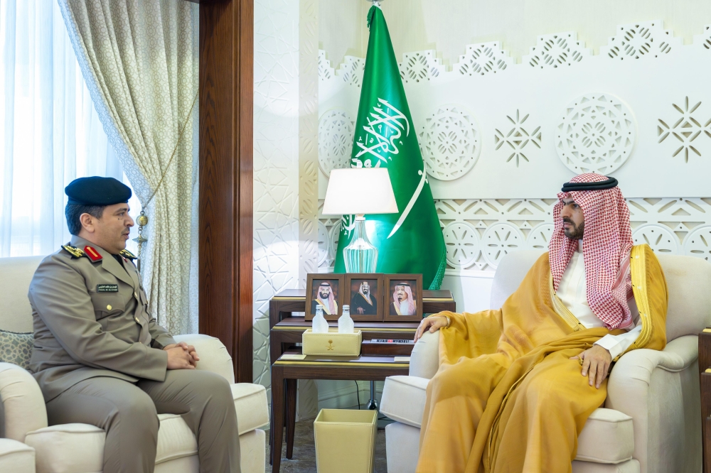 نائب أمير المنطقة الشرقية يستقبل مدير مكافحة المخدرات ويثمن إنجازاتهم في حماية الشباب