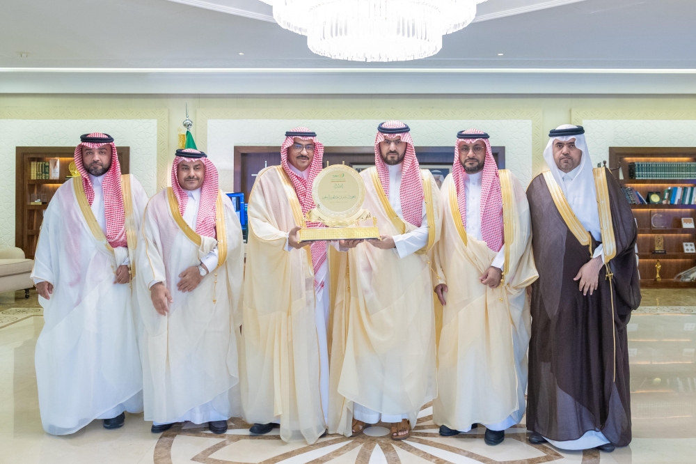 نائب أمير الشرقية يطلع على جهود تحسين بيئة العمل وتعزيز كفاءته