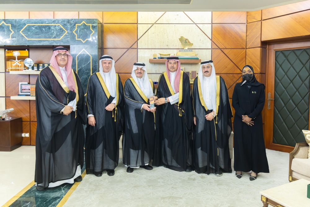 أمير المنطقة الشرقية يستقبل المشرف على مستشفى قوى الأمن بالدمام ويشيد بما يُقدم من خدمات للمرضى&nbsp;