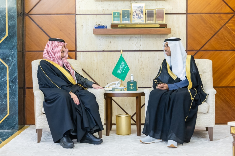 أمير المنطقة الشرقية يستقبل مدير عام التعليم بمحافظة الأحساء أمير المنطقة الشرقية يستقبل مدير عام التعليم بمحافظة الأحساء