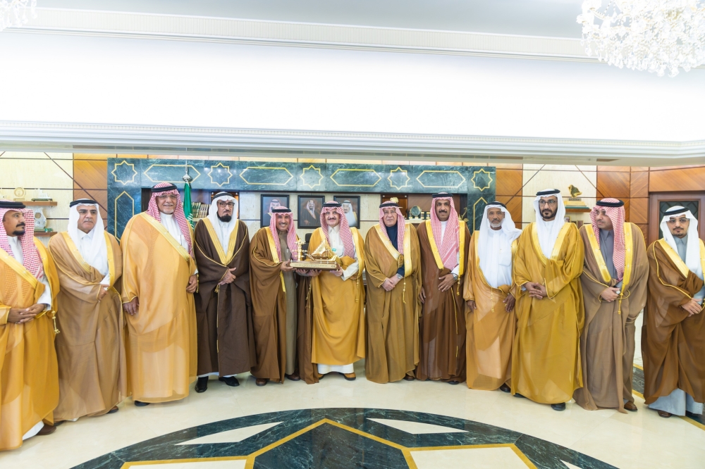أمير المنطقة الشرقية يستقبل وفداً من أهالي محافظة رأس تنورة&nbsp;