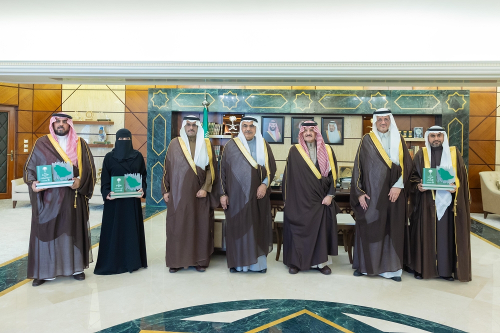 أمير المنطقة الشرقية يستقبل أمين المنطقة الشرقية بمناسبة تحقيق الأمانة جائزة تميز الأداء البلدي 2025