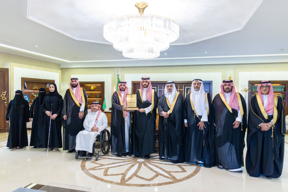 نائب أمير المنطقة الشرقية يتسلم التقرير السنوي لجمعية نقطة تحول لعام 2025