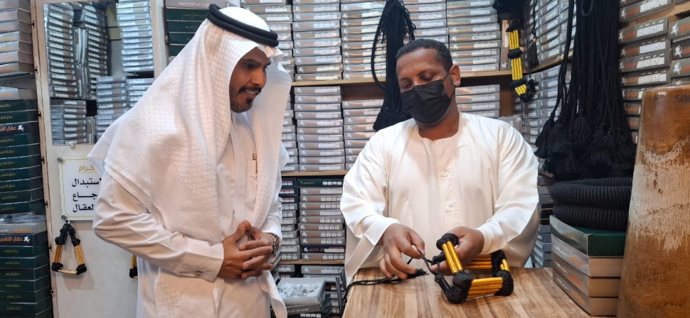 احتفالًا بيوم التأسيس.. سوق القيصرية بالأحساء ينتعش بالأزياء التراثية