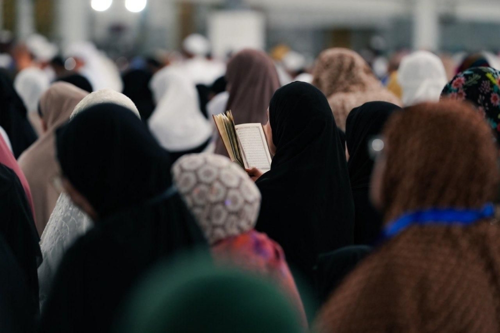 توجيه ميداني وتوعية رقمية.. جهود مكثفة لخدمة قاصدات الحرم
