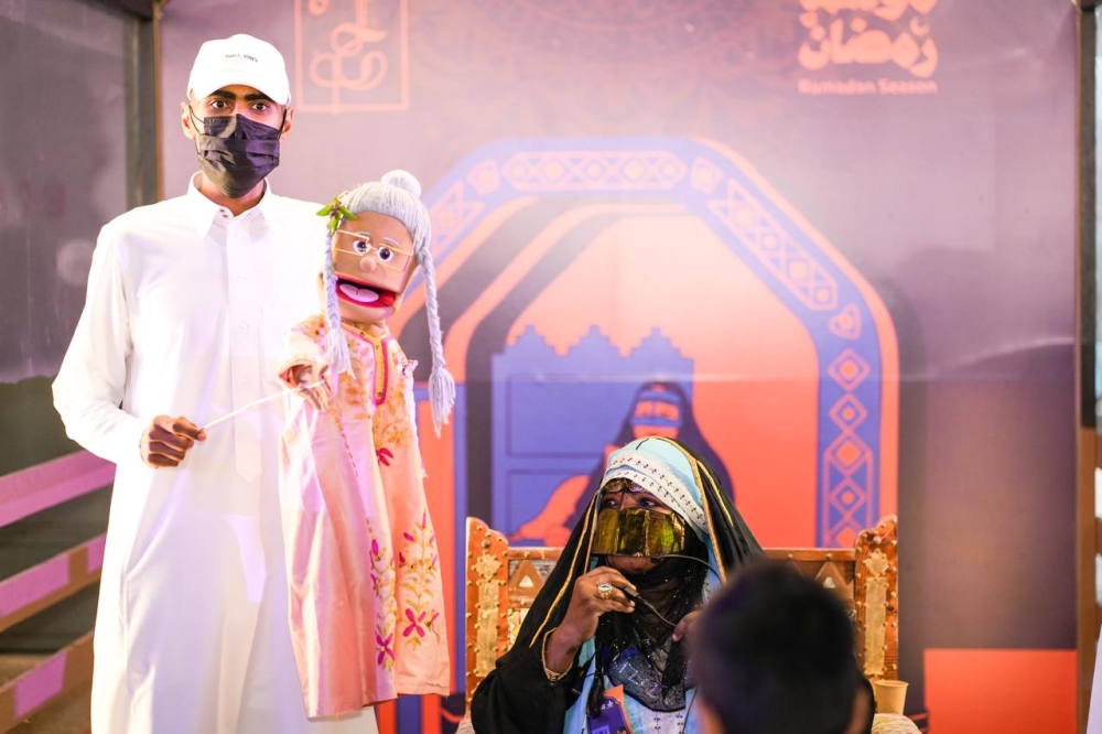 الحكواتي ينافس الشاشات الذكية ويخطف أنظار الأطفال في سوق الحب بالدمام الحكواتي ينافس الشاشات الذكية ويخطف أنظار الأطفال في سوق الحب بالدمام