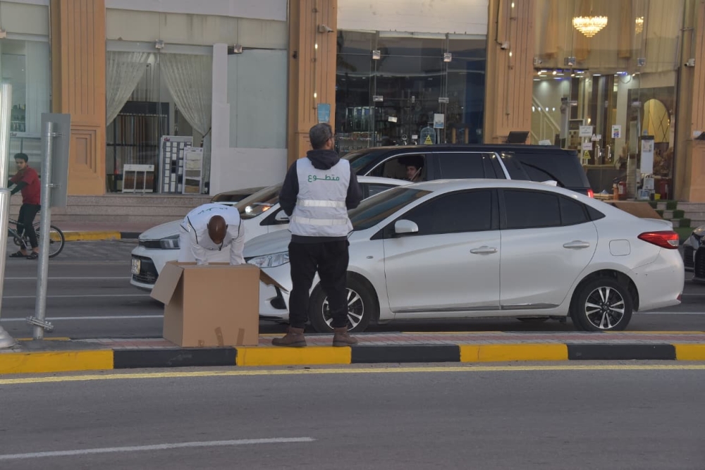 «أبشر بالفطور».. شراكة مجتمعية لتفطير رواد الطرق عند إشارات الدمام «أبشر بالفطور».. شراكة مجتمعية لتفطير رواد الطرق عند إشارات الدمام