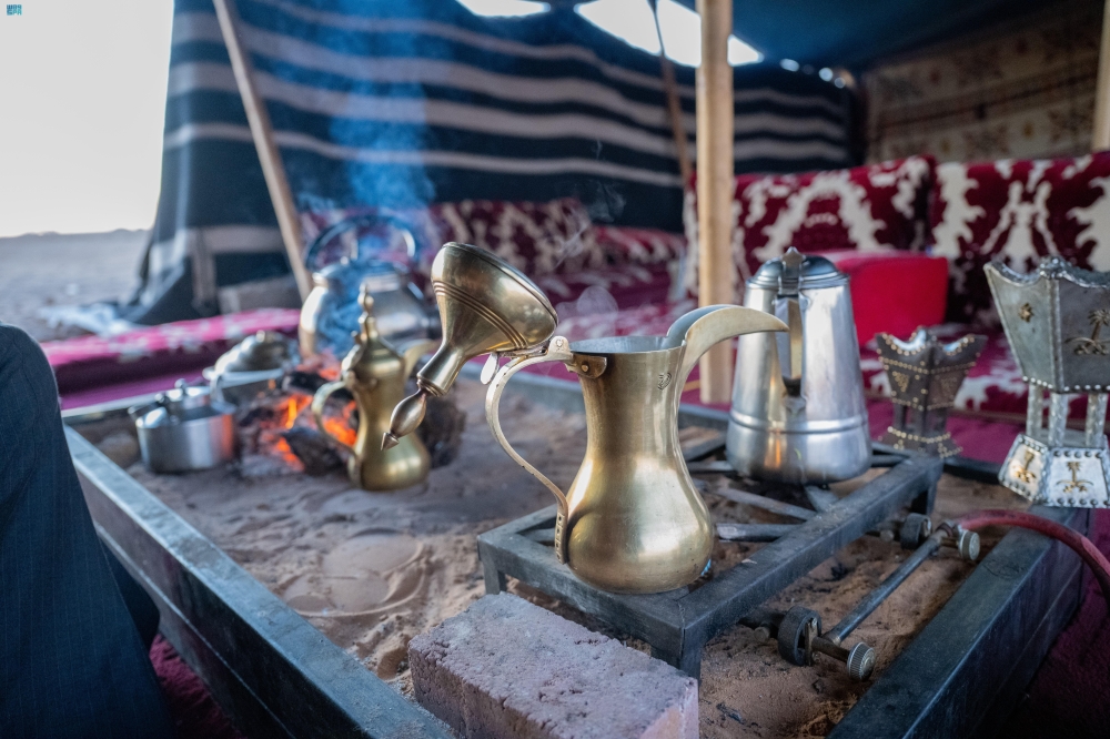 الإفطار في الصحراء.. أجواء رمضانية مميزة في الحدود الشمالية الإفطار في الصحراء.. أجواء رمضانية مميزة في الحدود الشمالية