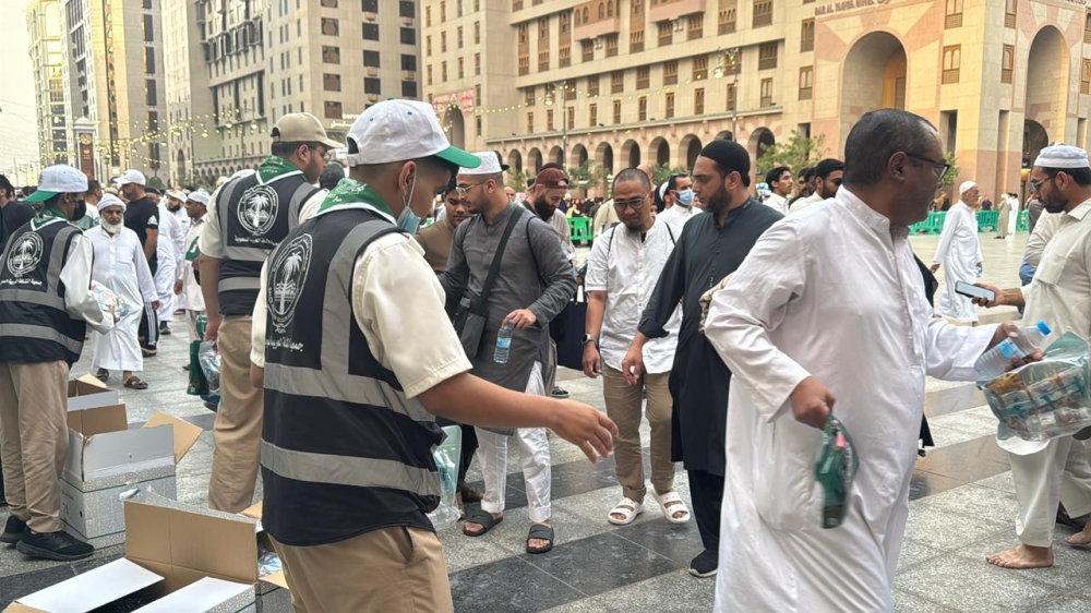 معسكر الخدمة العامة يرفع وتيرة مبادراته لخدمة زوار المسجد النبوي