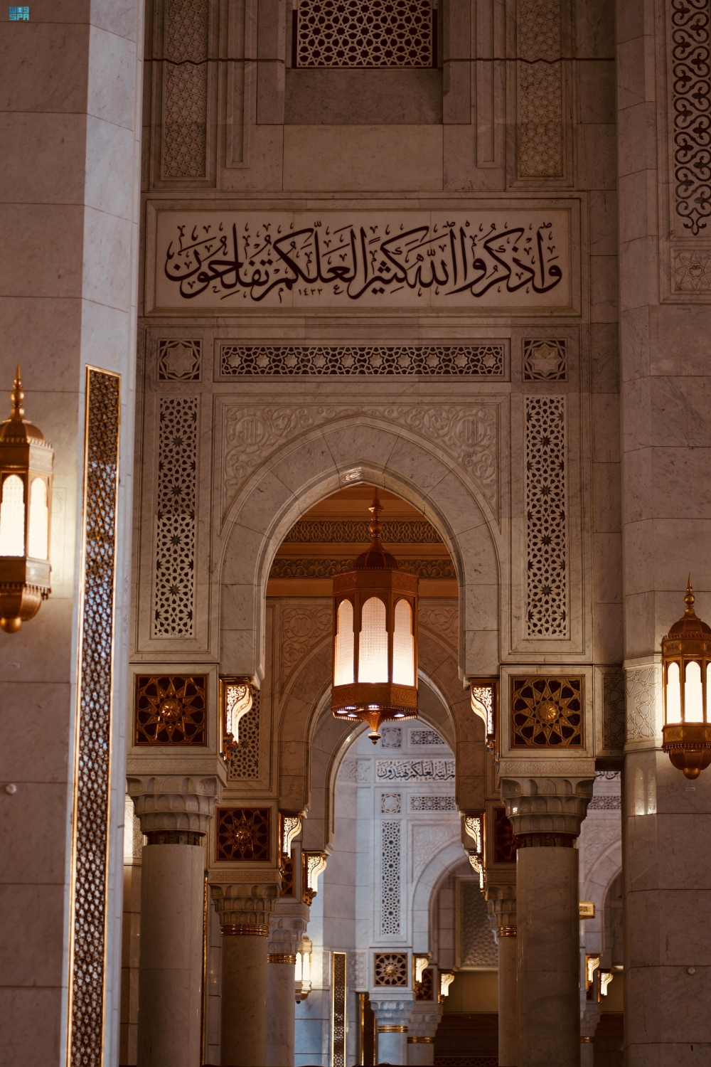 لوحة فنية مبهرة.. الثريات والقناديل تحف فنية تضيء أروقة المسجد الحرام
